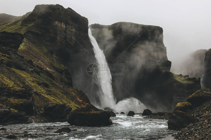 冰岛海斯瀑布的风景照片周围有雾气图片