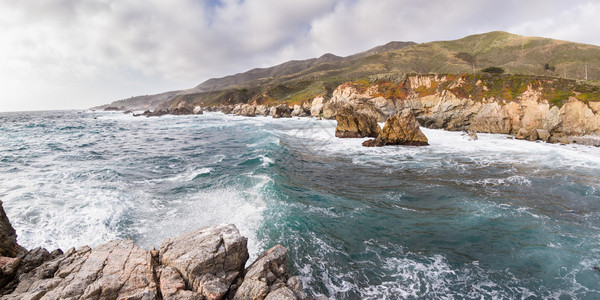 加州海岸美丽的景象在阴云的一天其经典戏剧海岸线与岩石和图片