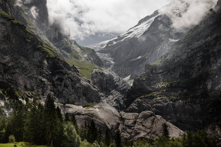 阿尔卑斯山脉的巨石岩山令图片