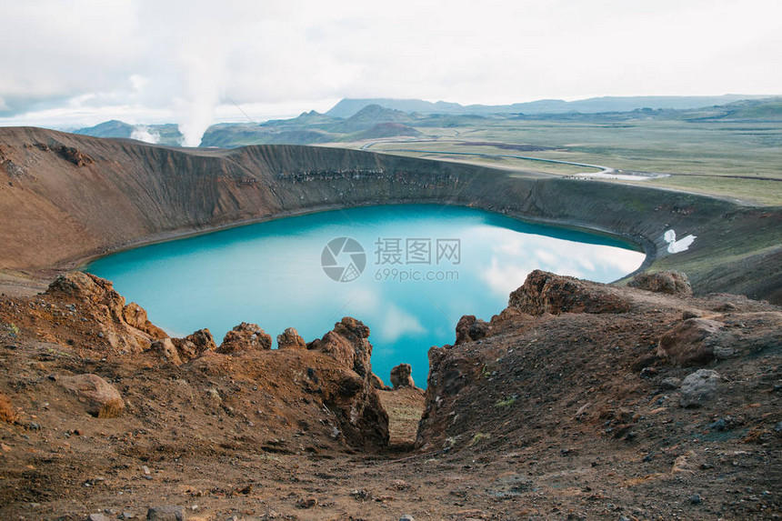 壮丽的冰地风景有优美的火山湖维图片