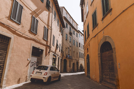 意大利比萨市旧城的汽图片