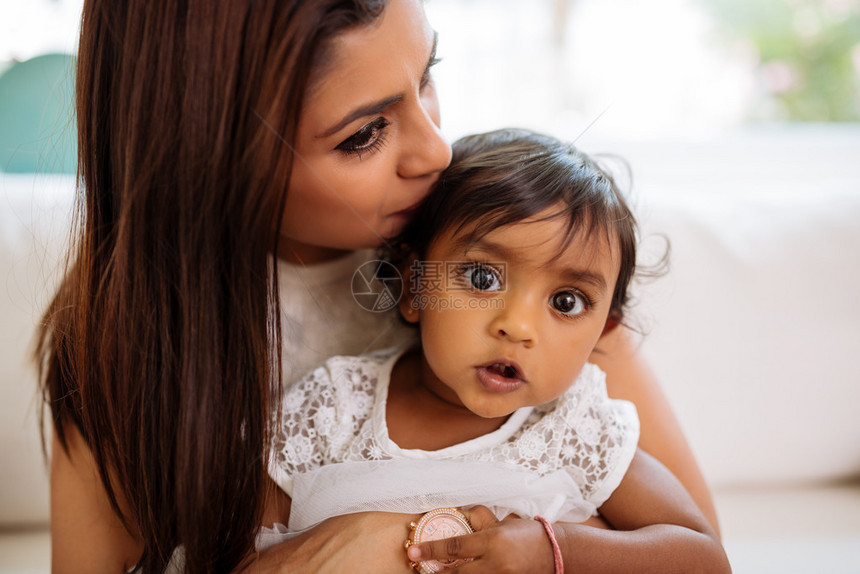 印度女人亲吻她可爱的女婴图片