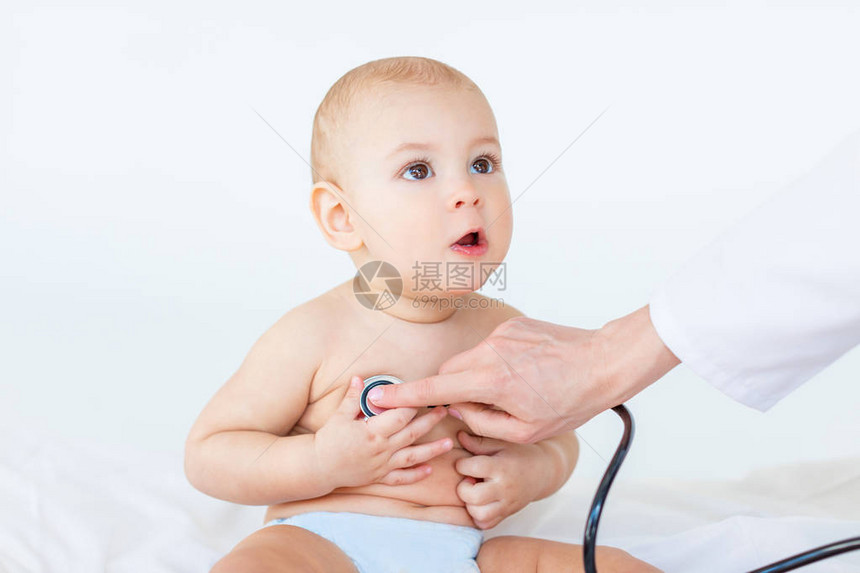 1岁婴儿1岁概念用听诊器检查婴儿男图片