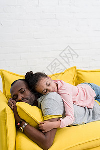 父女俩睡在沙发上背景图片