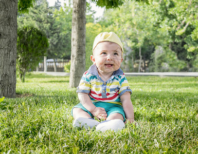 6个月宝在草地上图片