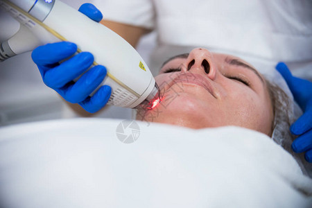美容学诊所客户接受手术程序使用特殊工图片