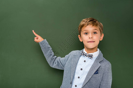 校中男孩指向黑板旁图片