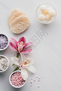 美丽的兰花碗中的海盐图片