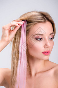 有吸引力的年轻女运用粉红色剪短发丝图片