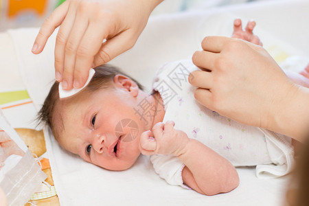 母亲清洁新生婴儿皮肤图片