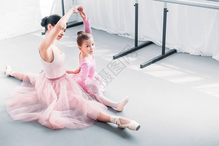 芭蕾教师和在芭蕾工作室一起展开的小学生图片