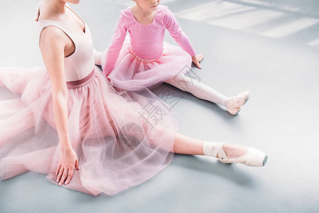 芭蕾教师和在芭蕾工作室一起展露一图片