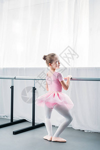 芭蕾学校可爱小芭蕾舞女演图片