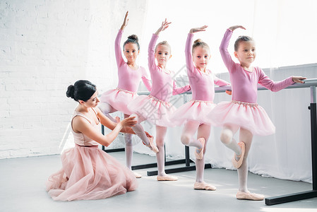 向在芭蕾学校跳舞的可爱儿童提供教图片