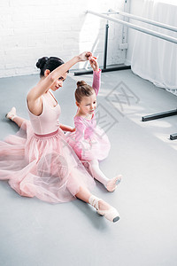 芭蕾教师和在芭蕾学校进行小学生培训的高度角图片