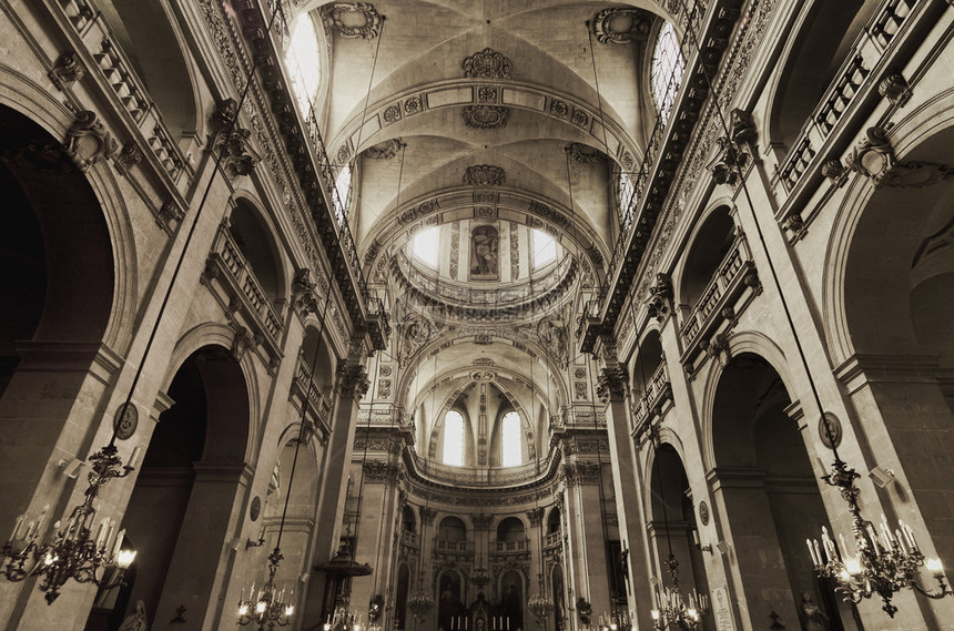 法国巴黎的教堂内部图片