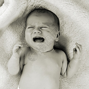 新生儿哭泣的婴儿图片