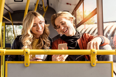 乘坐公共交通工具时使用智能手机的年图片