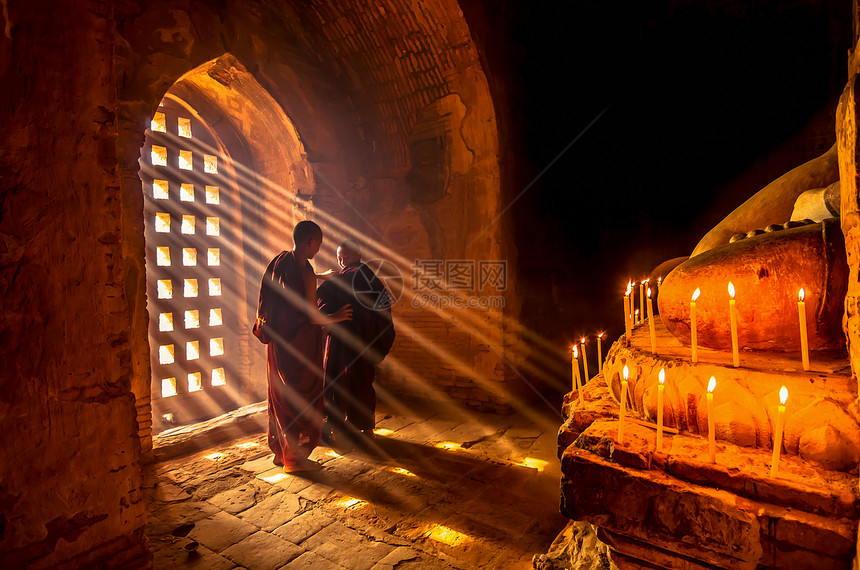 两名亚裔Burmish僧侣在巴干曼德勒米安马尔的塔上用图片