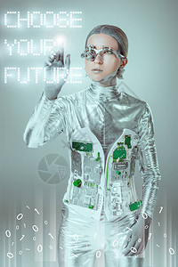 年轻半机器人触摸选择你的未来用数字据未来技术概念的灰色字图片