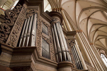 古老的古董音乐器官在旧大教堂里图片