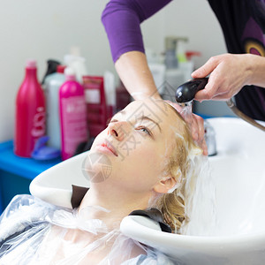 美发沙龙洗头过程中的女人图片