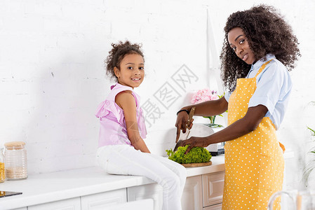 非洲裔美国人和女儿在切生菜图片
