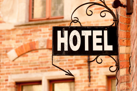 欧洲城市舒适住所入口处的旅馆牌号图片