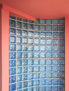 阳台墙的碎片由清晰的玻璃图片