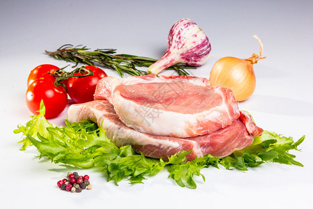 有蔬菜和香料的猪肉碳酸盐图片