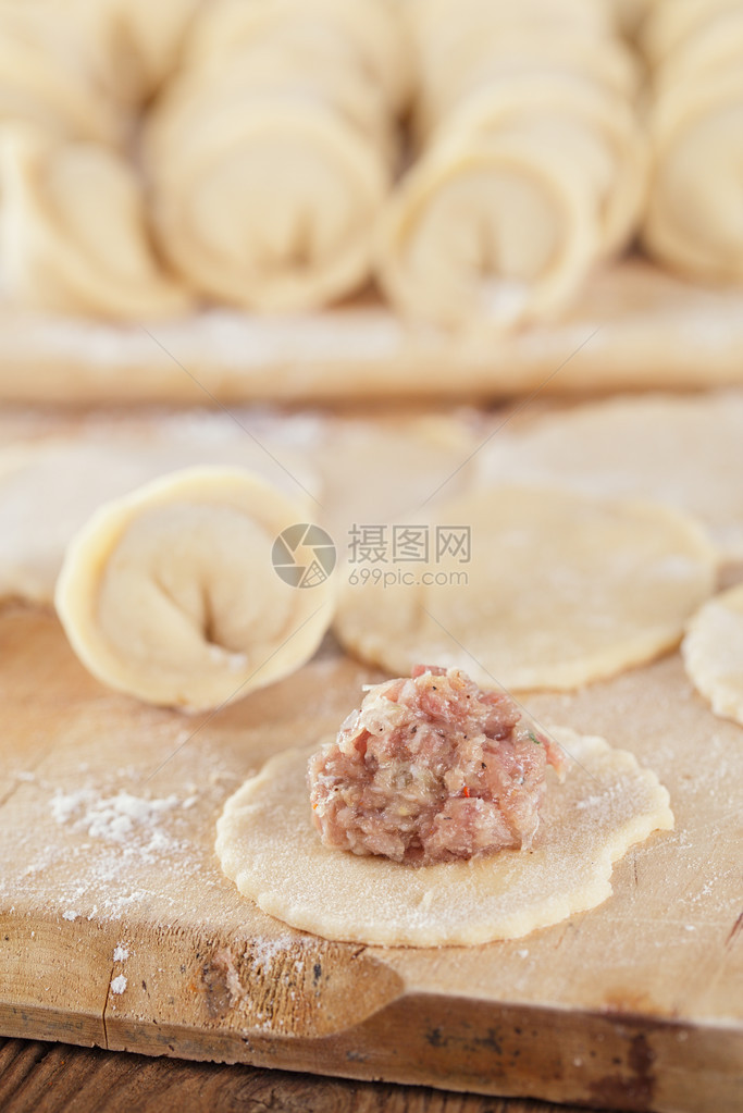俄罗斯饺子用糕点包裹的肉图片