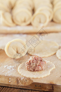俄罗斯饺子用糕点包裹的肉图片