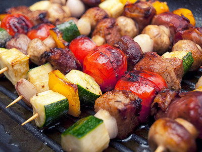 美味的肉和蔬菜烤串图片