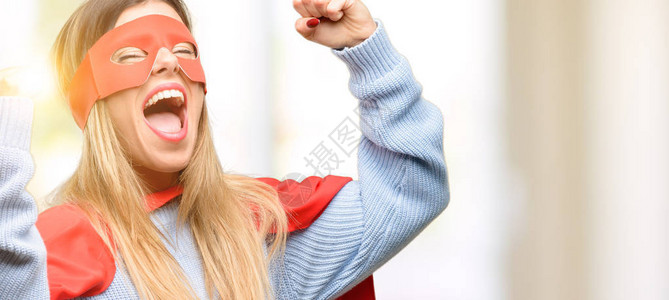 年轻超级女子欢欣喜悦地庆祝胜利图片
