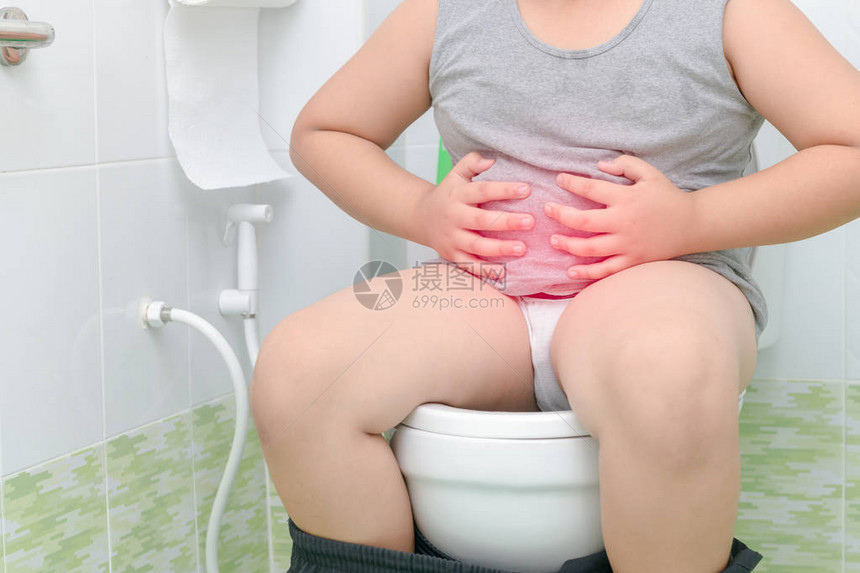 胖子吃肚子坐在马桶腹泻便图片