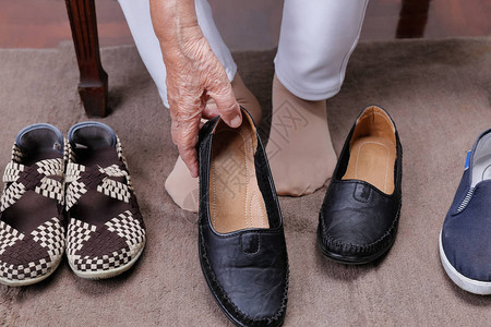 穿鞋的老妇人图片