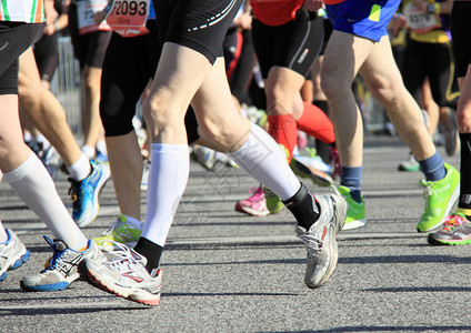 城市中奔跑的马拉松选手图片