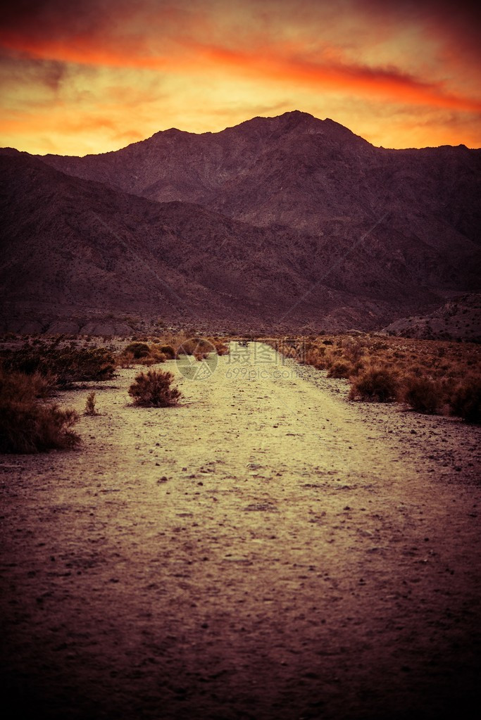 美国加利福尼亚州LaQuinta的Choteella山谷地区日落时道图片