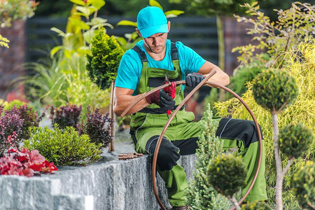 四十岁高加索男子建筑花园灌溉浇水系统园林绿图片