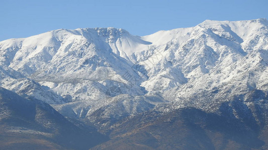 智利圣地亚哥山积雪城市背景图片