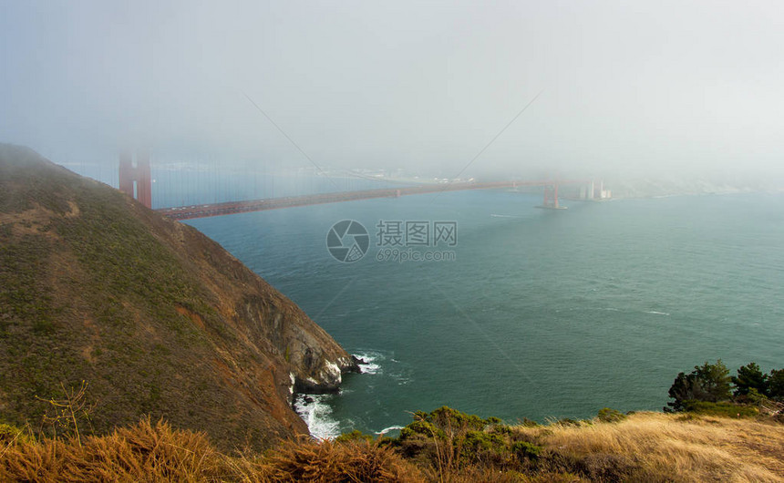 金门大桥部分隐藏在清晨雾中美国加利福尼亚州旧金山市的图片