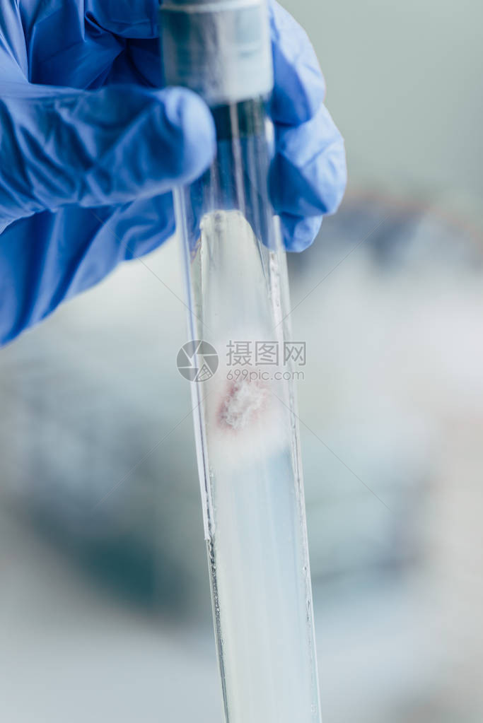 生物学家带有试剂的持有图片