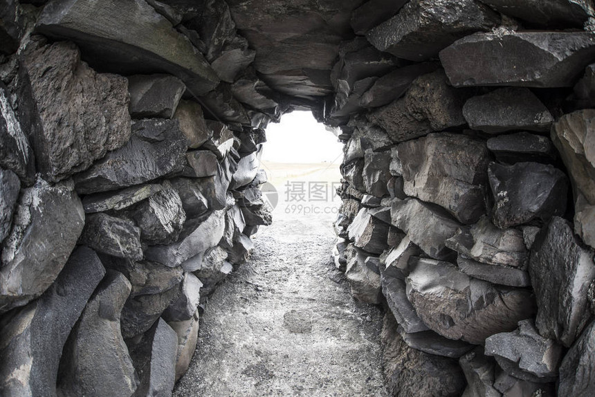 地下隧道由巨大的岩石巨制成通图片