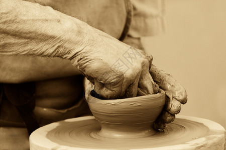 制作陶器的陶工图片