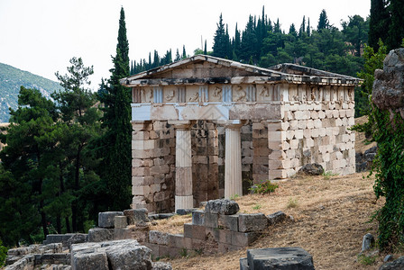 希腊德尔斐考古遗址的雅典国库图片