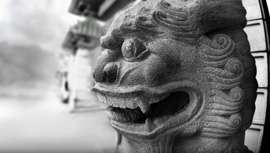 唐人街的龙雕像图片