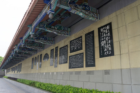 诗歌墙在华省上下河边的图片