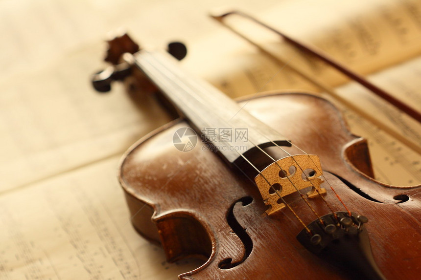 带小提琴的古董小提琴图片