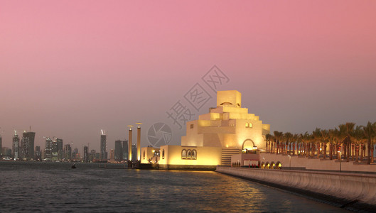 卡塔尔多哈的天线和日落时的伊斯兰艺术图片