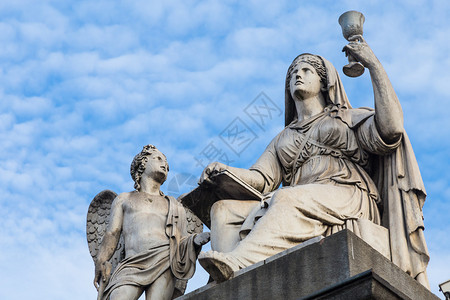 与圣杯的信仰雕像位于格兰马德雷教堂前图片